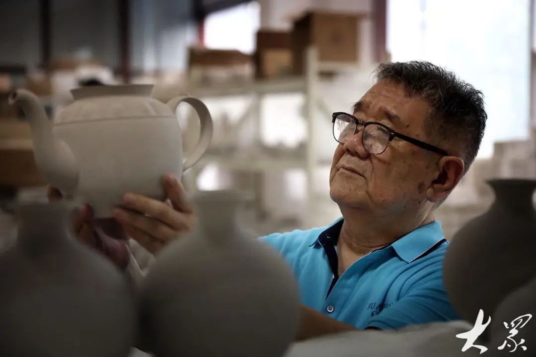 陶風(fēng)瓷韻 非凡匠心｜何巖：把不起眼的生活用品做成藝術(shù)品