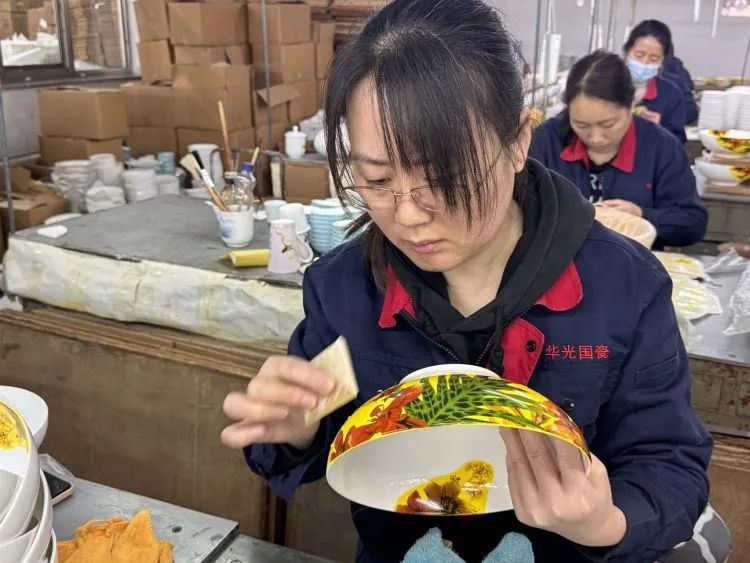 頭版報道 民企典范丨華光國瓷高質(zhì)量創(chuàng)新發(fā)展實踐成典型